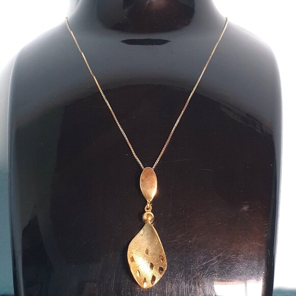 Gold Plated 925 Sterling Silver Simple Curved Leaf Pendant Necklace - Picture 5 of 9